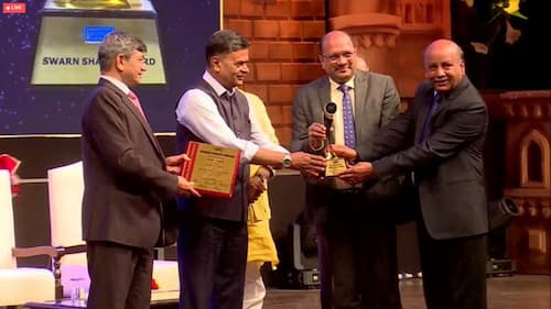R.K Singh presenting Swarn Shakti Awards to NTPC Korba