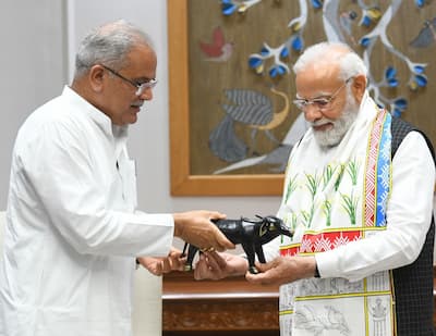 ख्यमंत्री ने प्रधानमंत्री को राजकीय पशु वनभैंसे का प्रतीक चिन्ह भेंट किया