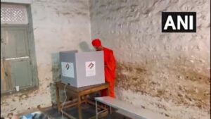 तुमकुर में श्री राम सेना के अध्यक्ष और करुणेश्वर मठ के प्रमुख, एंडोला सिदालिंगा स्वामी ने मतदान किया