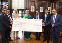 बैंक ऑफ बड़ौदा के सीईओ ने वित्त मंत्री को 2514 करोड़ रुपए का लाभांश चेक सौंपा