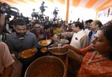 महाकुम्भ : गौतम अडानी ने इस्कॉन मंदिर के शिविर में ’सेवा’ की