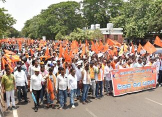 ओडिशा: 15 हजार ठेका श्रमिक BMS की अगुवाई में भुवनेश्वर की सड़कों पर उतरे, छंटनी का विरोध
