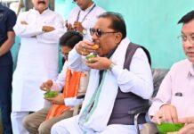 कोरबा: मुख्यमंत्री साय ने ठेले पर खाया गुपचुप और 30 हजार रुपए का चेक दिया