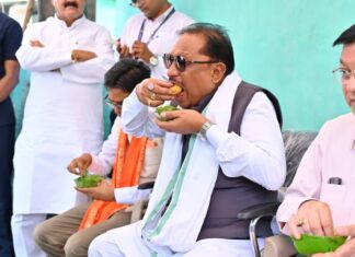 कोरबा: मुख्यमंत्री साय ने ठेले पर खाया गुपचुप और 30 हजार रुपए का चेक दिया