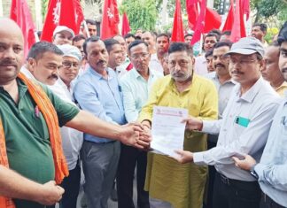NCL : दूषित पानी से उबले श्रमिक, ककरी परियोजना में कोयला श्रमिक सभा ने किया GM कार्यालय का घेराव